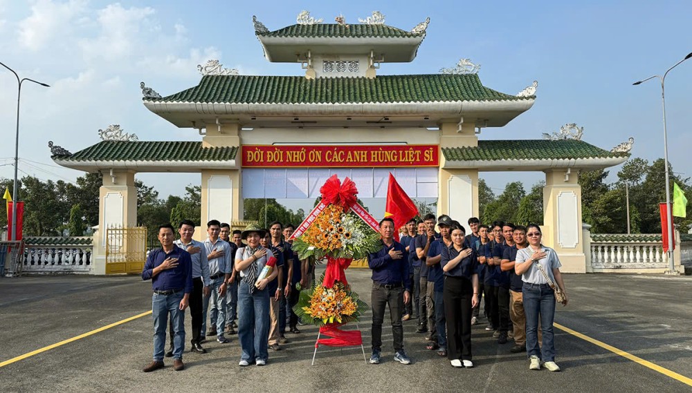 Ban giám đốc cùng cán bộ nhân viên tới thắm hương dâng hoa tại nghĩa trang liệt sỹ