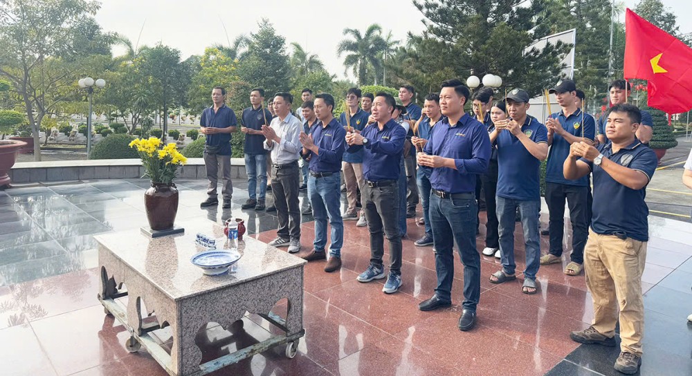 Ban giám đốc cùng cán bộ nhân viên tới thắm hương dâng hoa tại nghĩa trang liệt sỹ