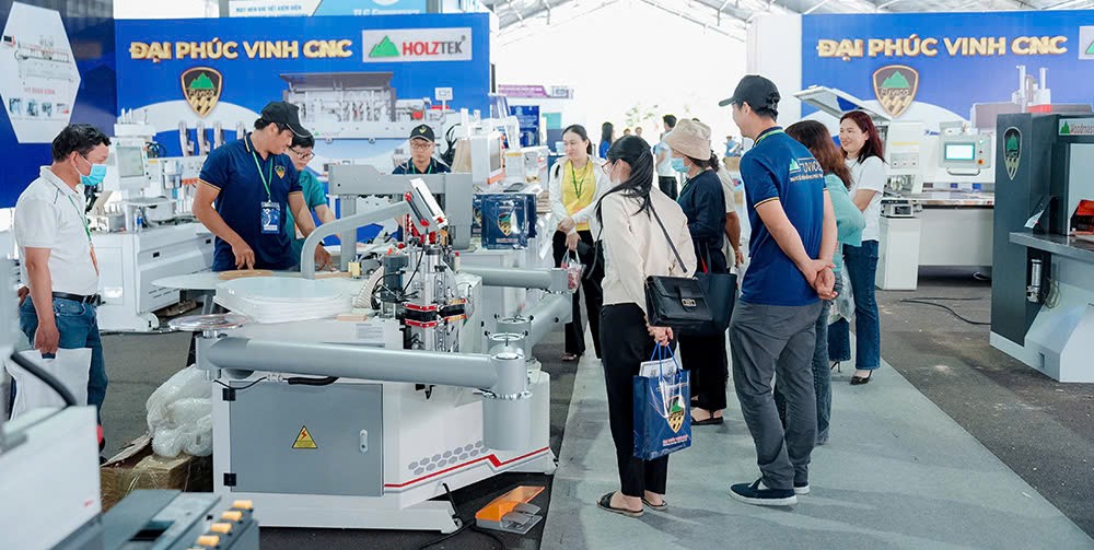 Ban giám đốc cùng cán bộ nhân viên tới thắm hương dâng hoa tại nghĩa trang liệt sỹ