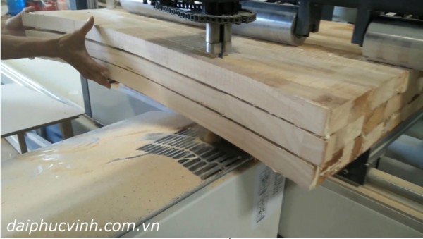 Ứng dụng máy cưa lọng cnc trong sản xuất bàn ghế gỗ xuất khẩu