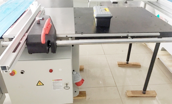 máy cưa bàn trượt đài loan